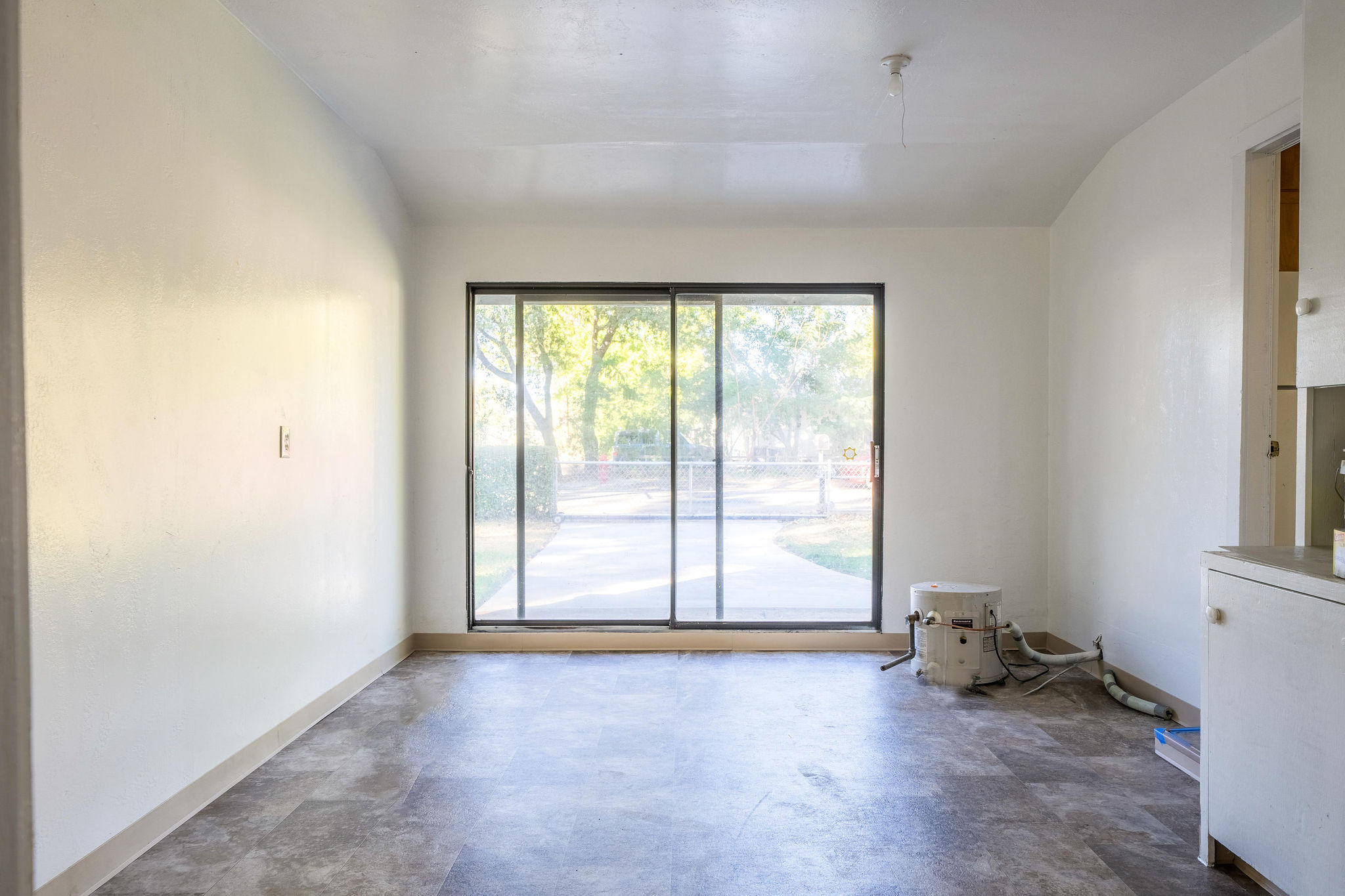 1138 Layton Road Redding, CA 96002 - Photo 10 of 22 an empty room with windows
