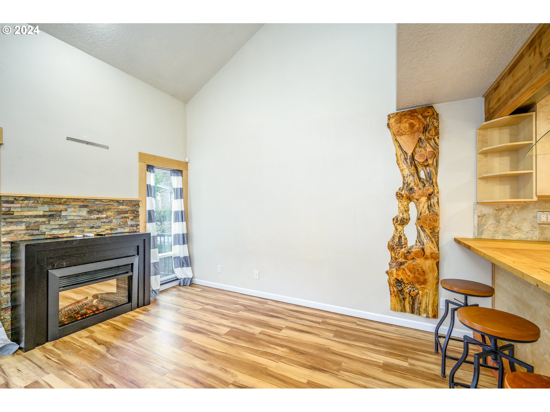 4664 Southwest Comus Place, Unit 2H Portland, OR 97219 - Photo 15 of 30 Gallery Image 15