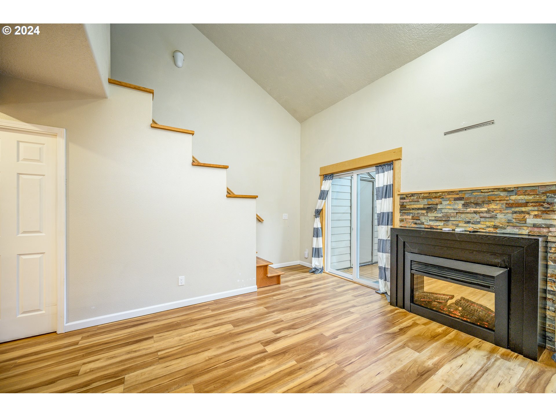 4664 Southwest Comus Place, Unit 2H Portland, OR 97219 - Photo 16 of 30 Living Room