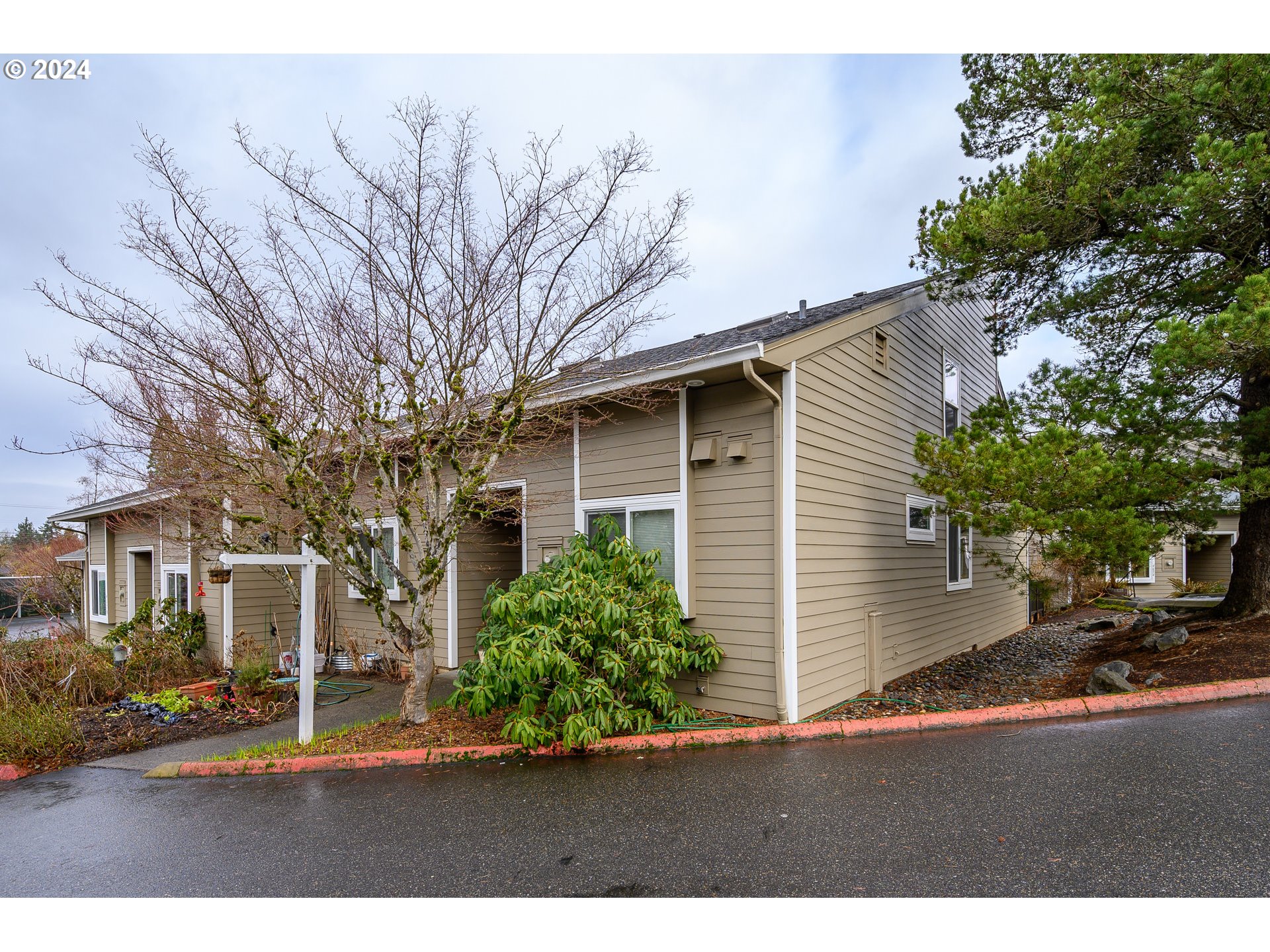 4664 Southwest Comus Place, Unit 2H Portland, OR 97219 - Photo 2 of 30 Gallery Image 2