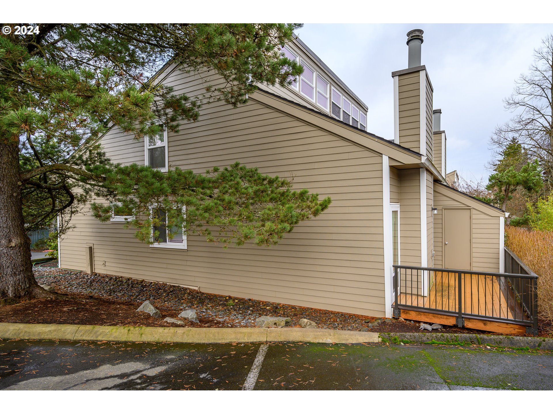 4664 Southwest Comus Place, Unit 2H Portland, OR 97219 - Photo 27 of 30 Gallery Image 27