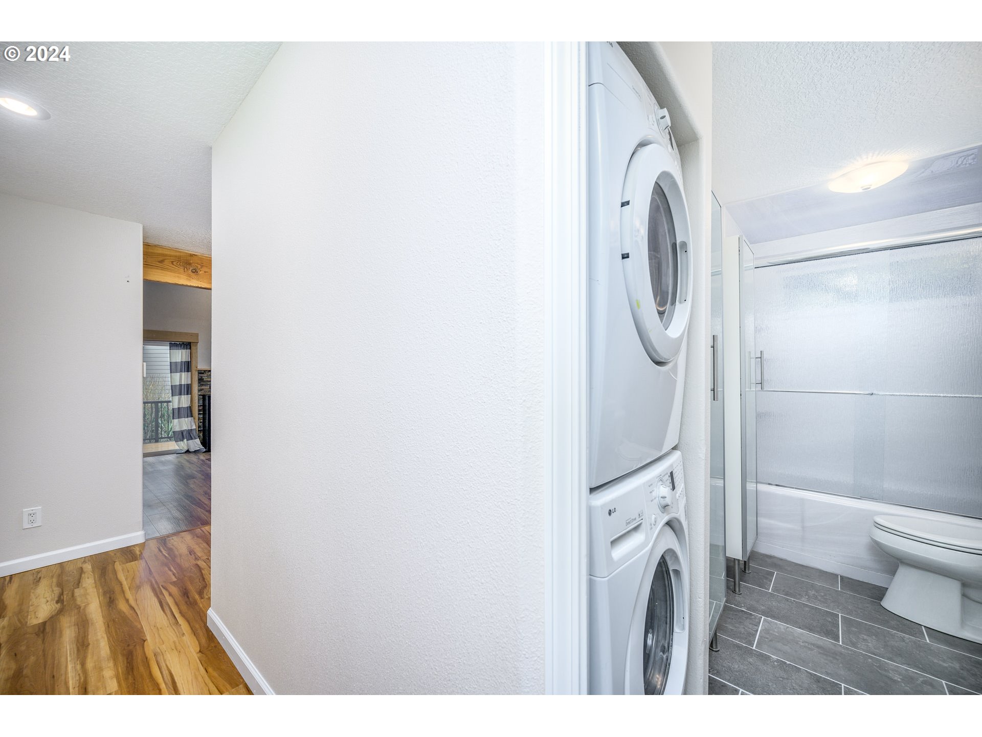 4664 Southwest Comus Place, Unit 2H Portland, OR 97219 - Photo 3 of 30 Gallery Image 3