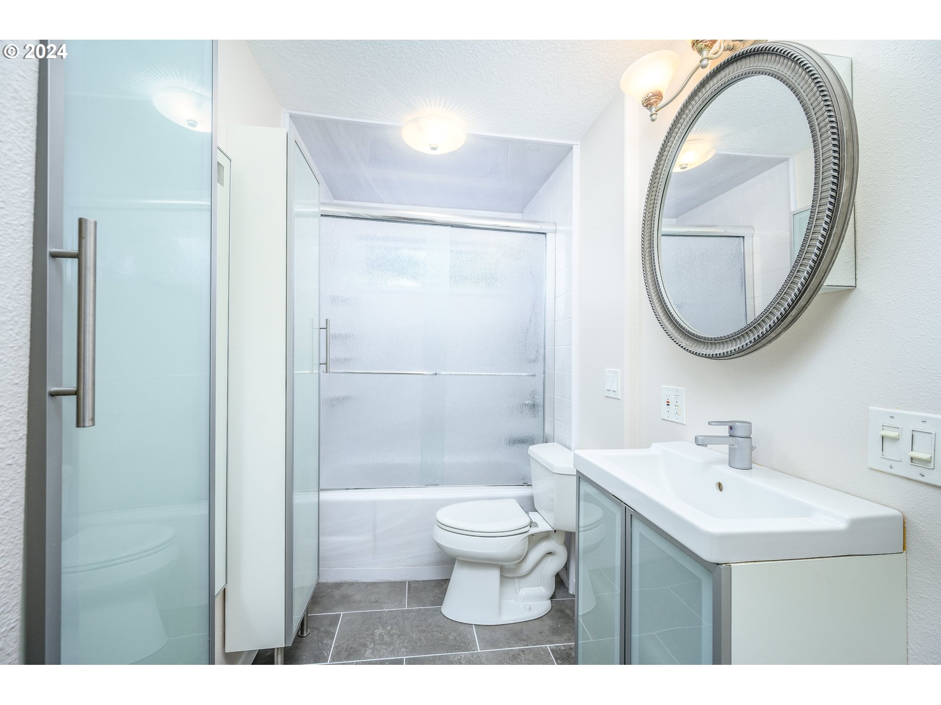 4664 Southwest Comus Place, Unit 2H Portland, OR 97219 - Photo 4 of 30 Gallery Image 4