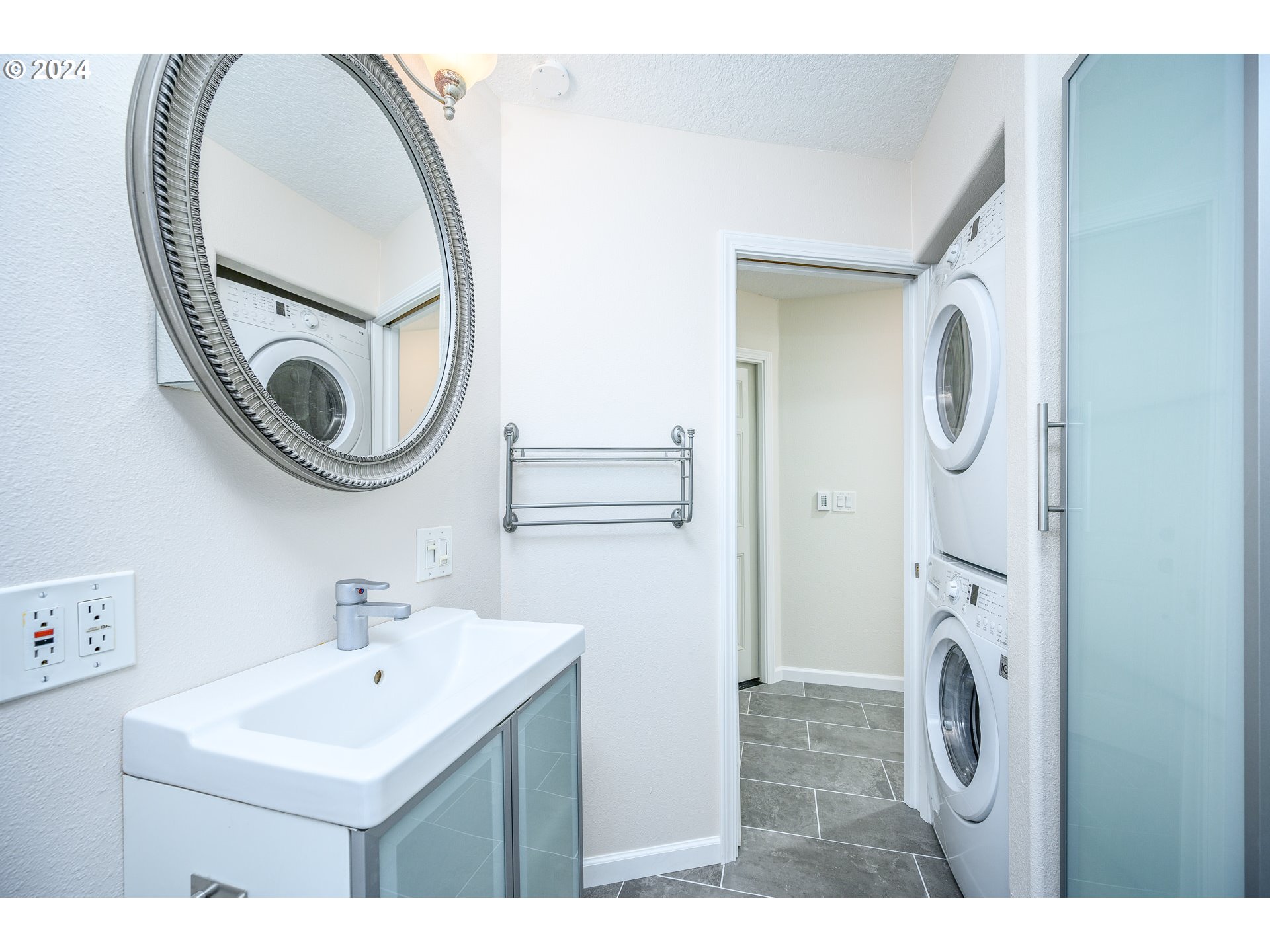 4664 Southwest Comus Place, Unit 2H Portland, OR 97219 - Photo 5 of 30 Bathroom