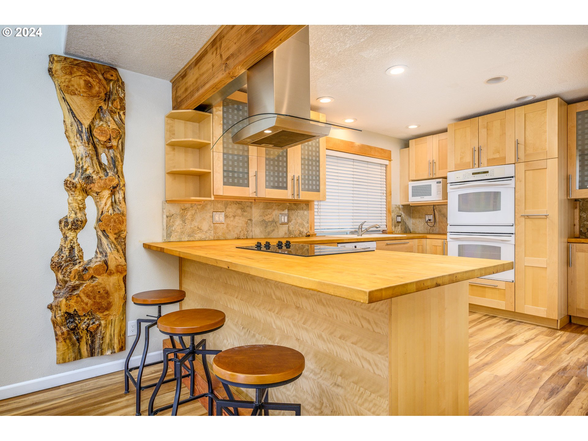 4664 Southwest Comus Place, Unit 2H Portland, OR 97219 - Photo 8 of 30 Gallery Image 8
