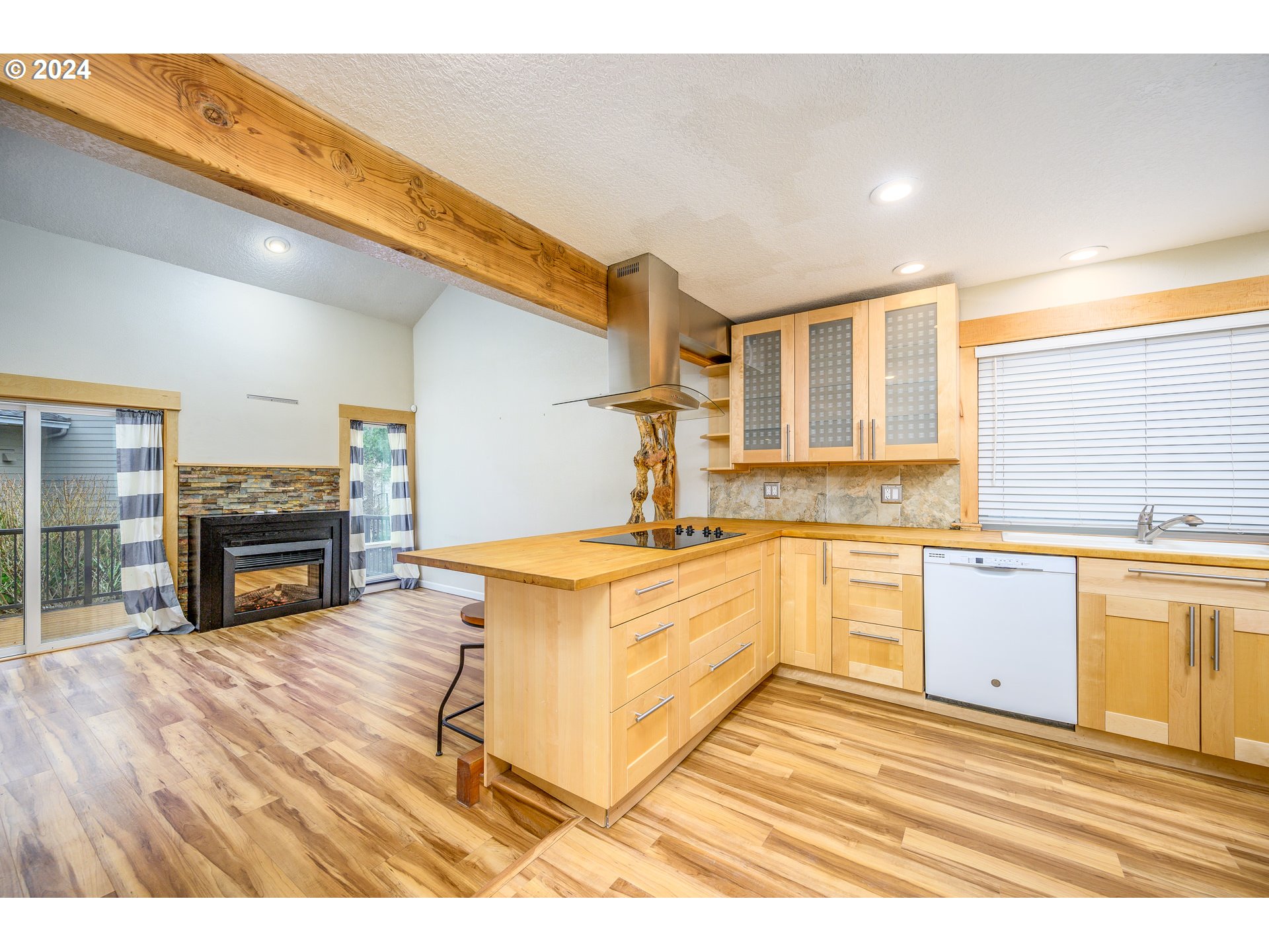 4664 Southwest Comus Place, Unit 2H Portland, OR 97219 - Photo 9 of 30 Gallery Image 9