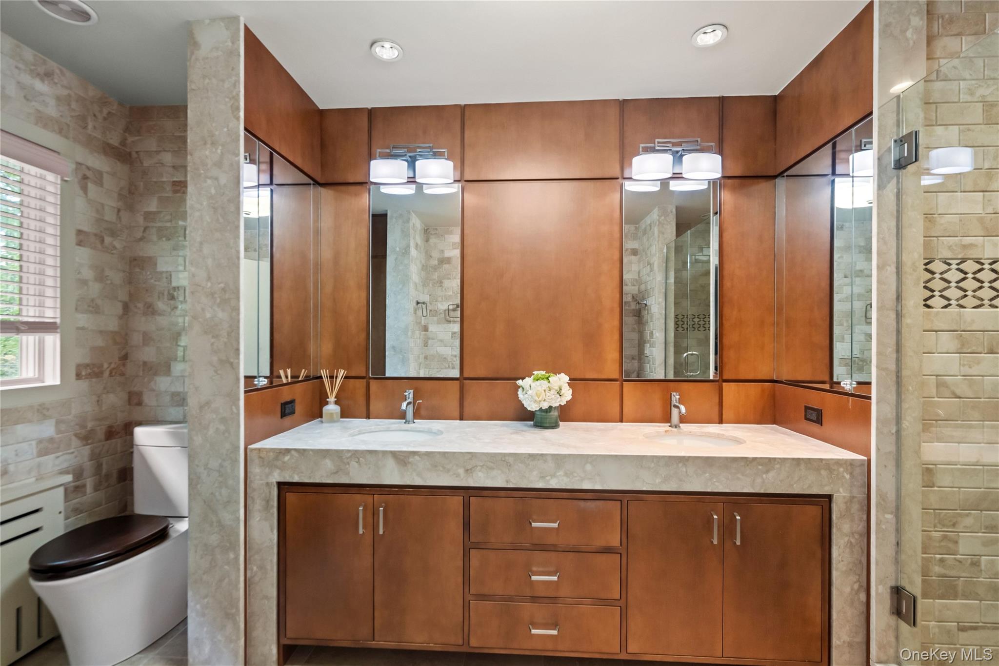 18 Lake Road Great Neck, NY 11020 - Photo 24 of 41 Luxurious primary bathroom