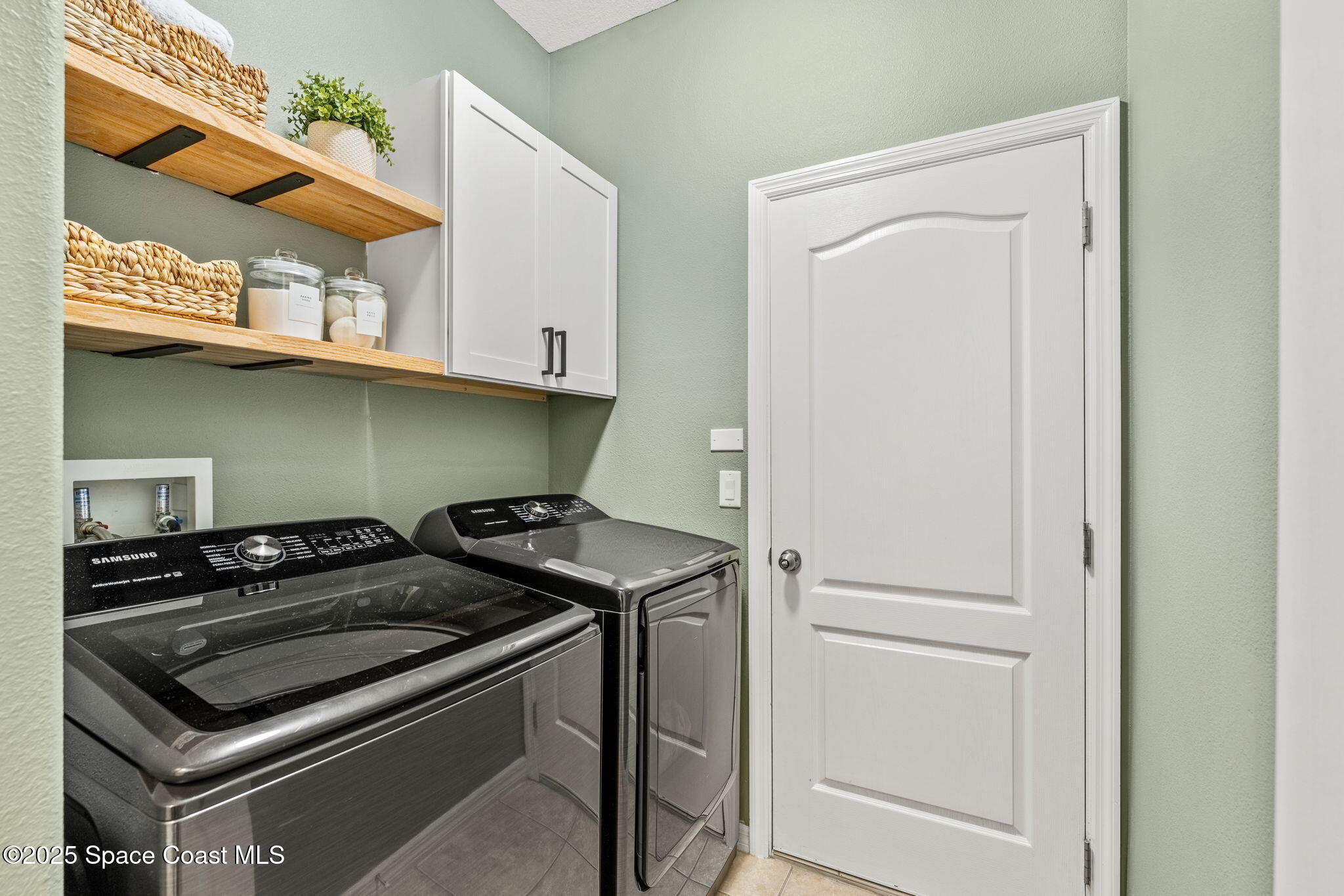 5824 Trieda Drive Melbourne, FL 32940 - Photo 32 of 45 a kitchen with a stove and a microwave