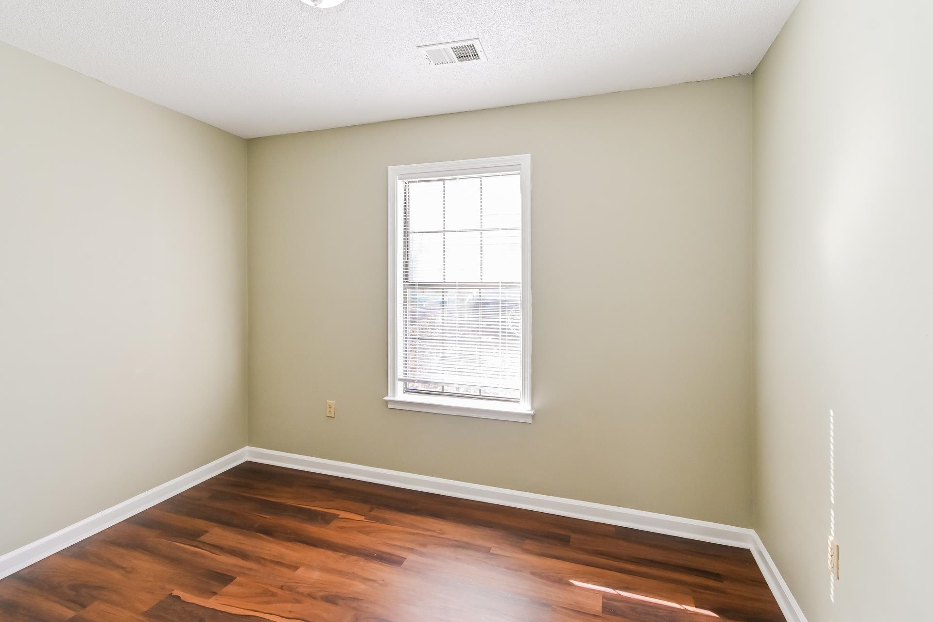 5833 South Newberry Lane Memphis, TN 38115 - Photo 12 of 16 an empty room with a window