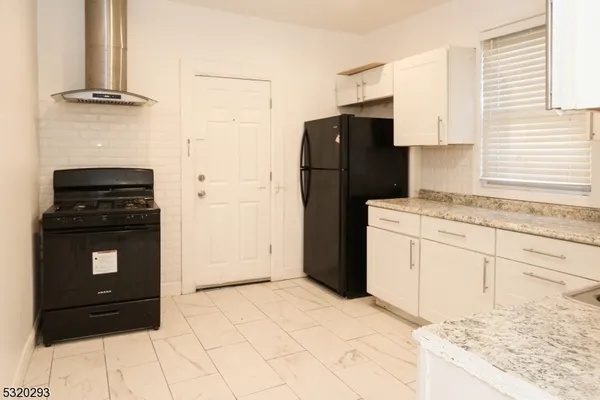 $2,800 | 588 Argyle Avenue, Unit 3, Orange, NJ 07050