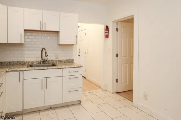 $2,800 | 588 Argyle Avenue, Unit 3, Orange, NJ 07050