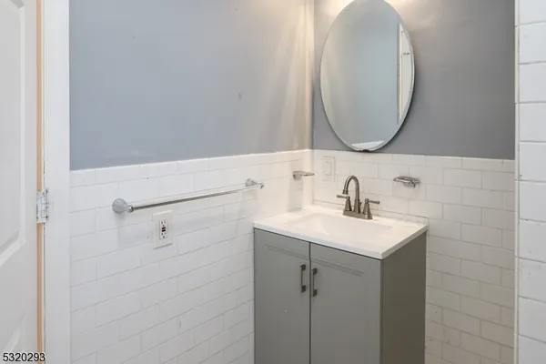 $2,800 | 588 Argyle Avenue, Unit 3, Orange, NJ 07050