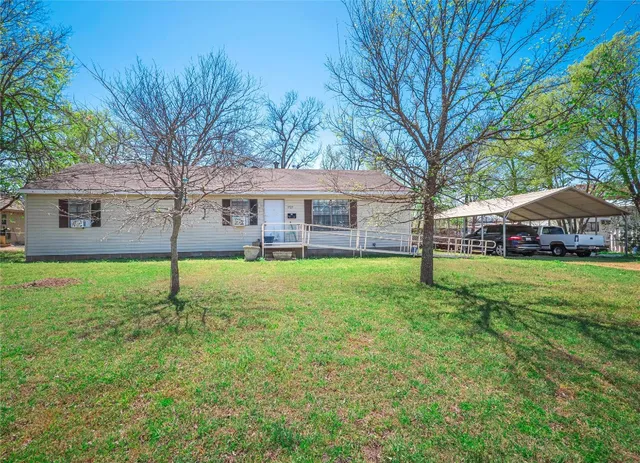 a view of a house with a yard