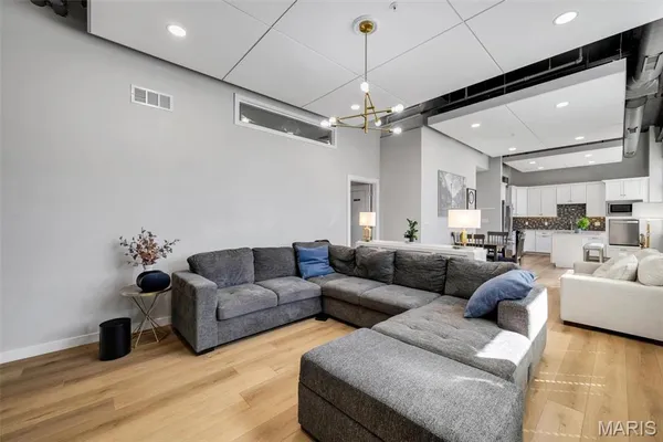 $320,000 | 1801 Park Avenue, Unit 1B, St. Louis, MO 63104