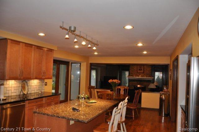 3161 Greenspring Lane Rochester, MI 48309 - Photo 13 of 24 Granite countertops