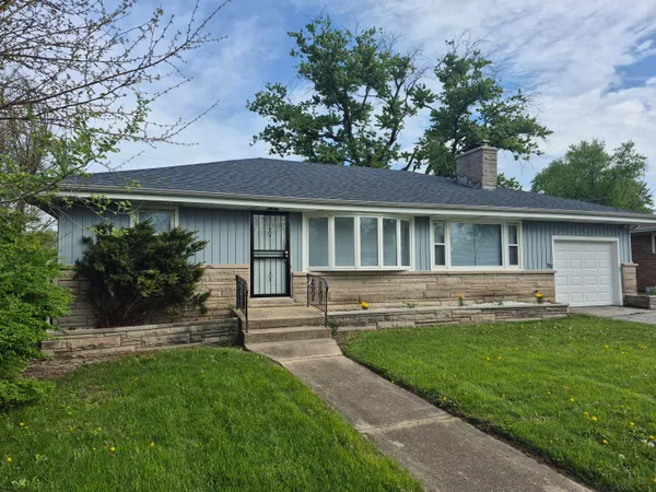 a view of house with a yard
