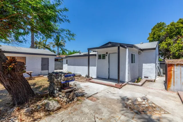 a view of a backyard