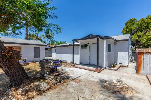 a view of a backyard