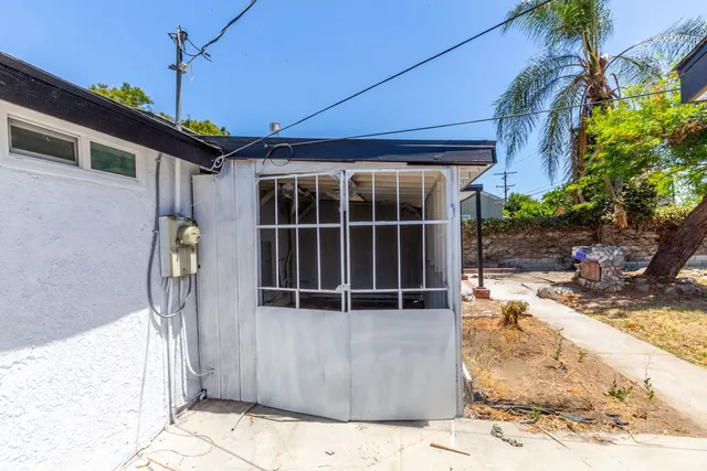 a view of entryway with a front door