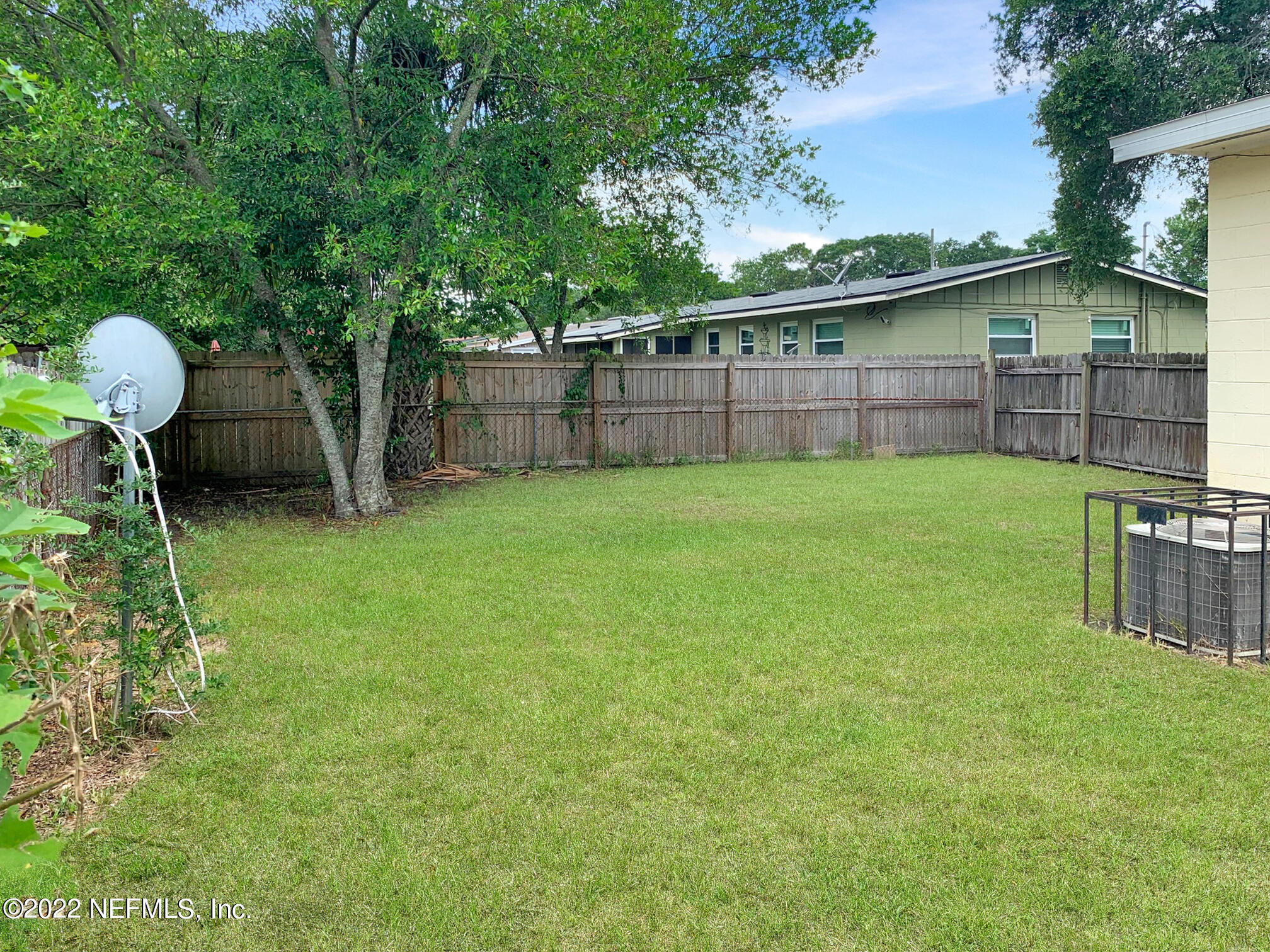 2950 Mansion Road Jacksonville, FL 32277 - Photo 8 of 30 a backyard of a house with lots of green space