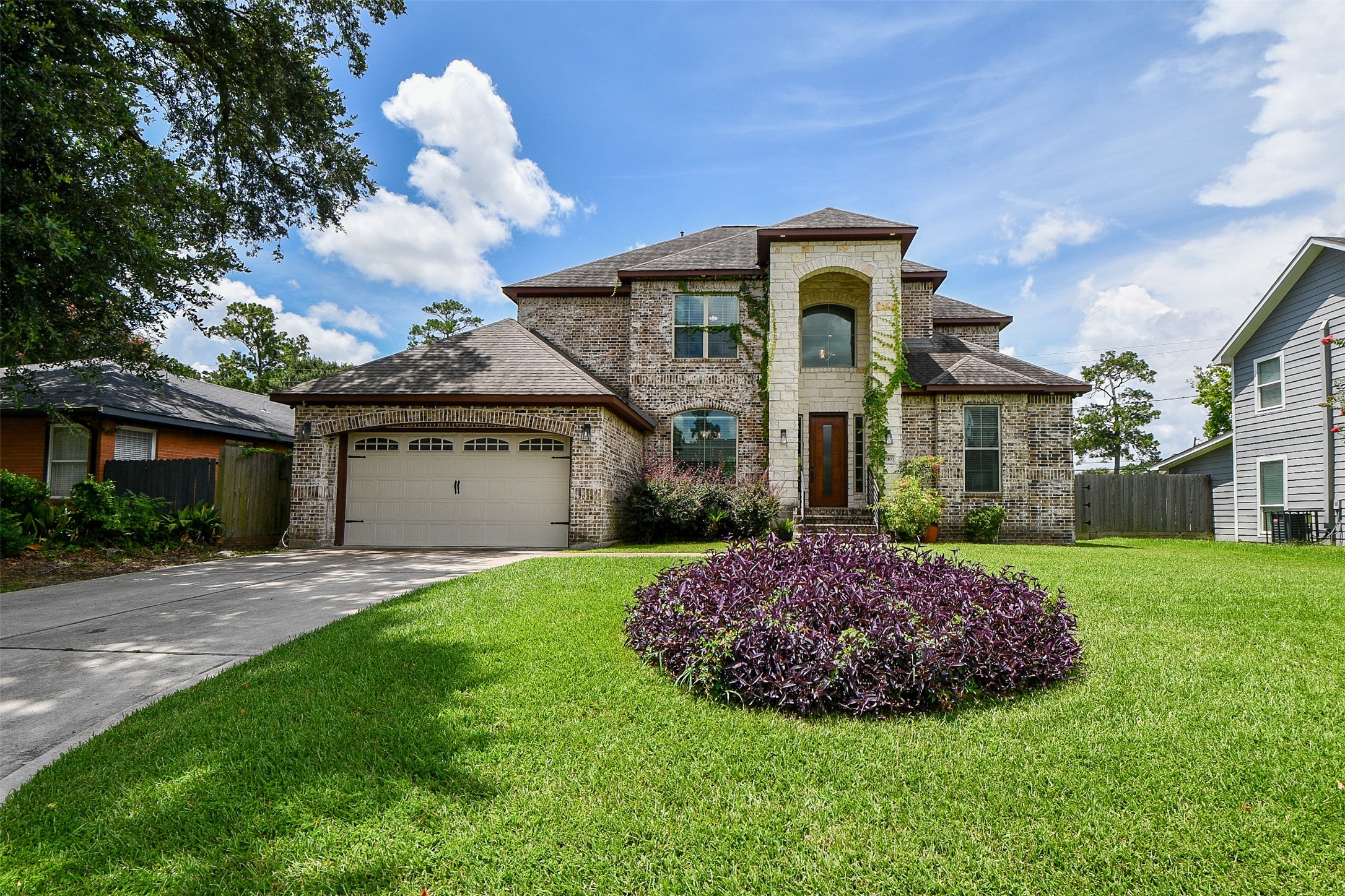 4310 Fernwood Drive Houston, TX 77021 - Photo 2 of 27 front view of a house with a yard