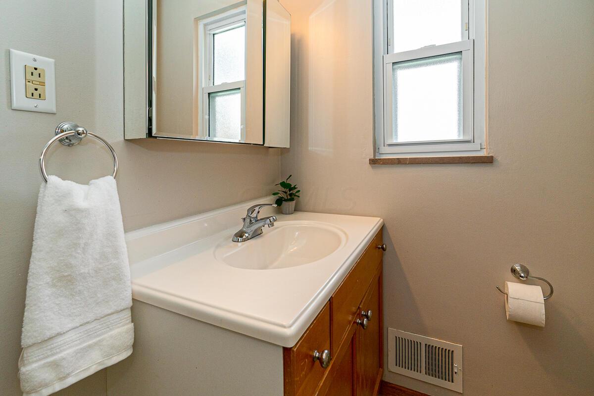 2705 Cranford Road Columbus, OH 43221 - Photo 16 of 30 Bathroom