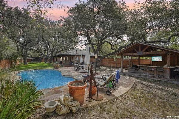 $528,999 | 340 Sollock Drive, Devine, TX 78016