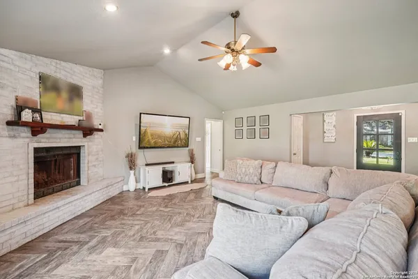 $528,999 | 340 Sollock Drive, Devine, TX 78016