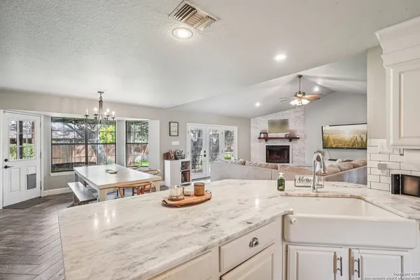 $528,999 | 340 Sollock Drive, Devine, TX 78016