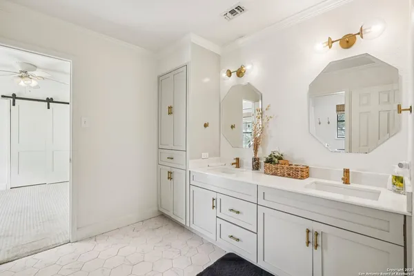 $528,999 | 340 Sollock Drive, Devine, TX 78016