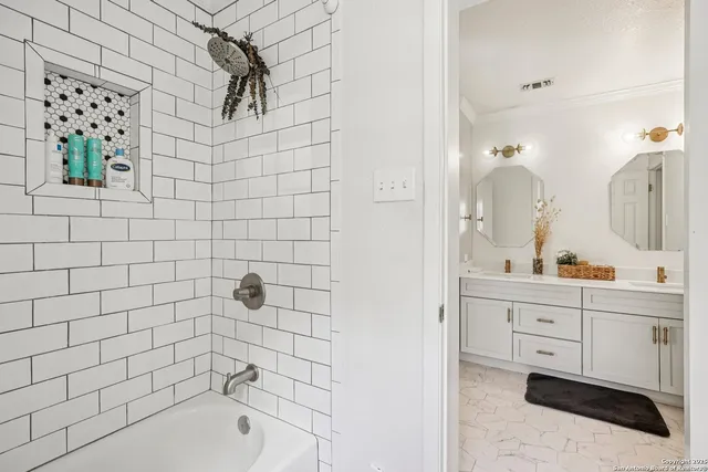 a view of a livingroom with a workspace