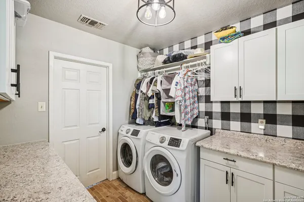 $528,999 | 340 Sollock Drive, Devine, TX 78016