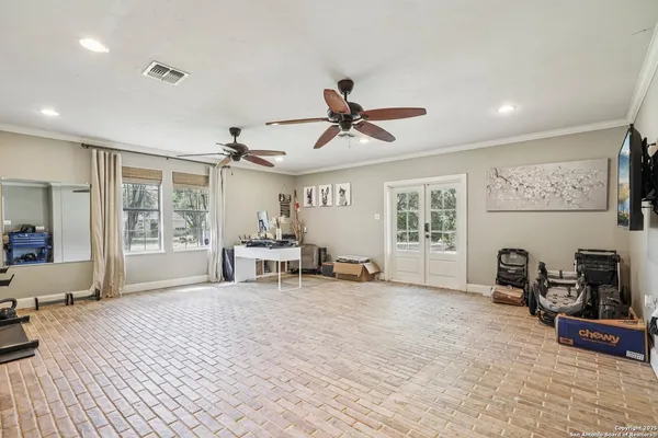 $528,999 | 340 Sollock Drive, Devine, TX 78016