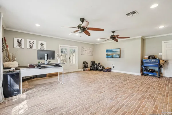 $528,999 | 340 Sollock Drive, Devine, TX 78016