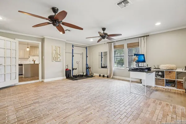 $528,999 | 340 Sollock Drive, Devine, TX 78016