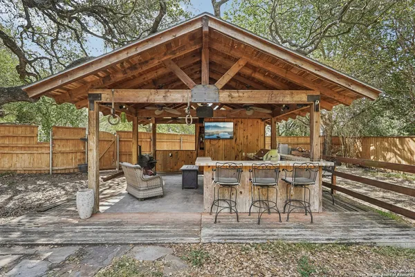 $528,999 | 340 Sollock Drive, Devine, TX 78016