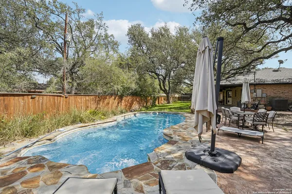 $528,999 | 340 Sollock Drive, Devine, TX 78016