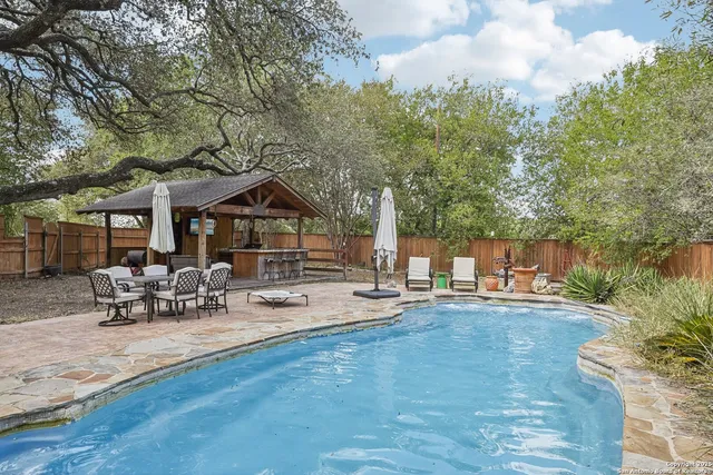 $529,000 | 340 Sollock Drive, Devine, TX 78016