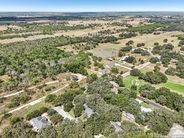 $529,000 | 340 Sollock Drive, Devine, TX 78016