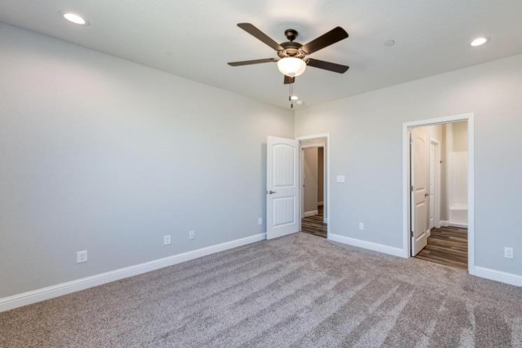 450 South Susan Avenue Kerman, CA 93630 - Photo 6 of 8 an empty room with a bathroom