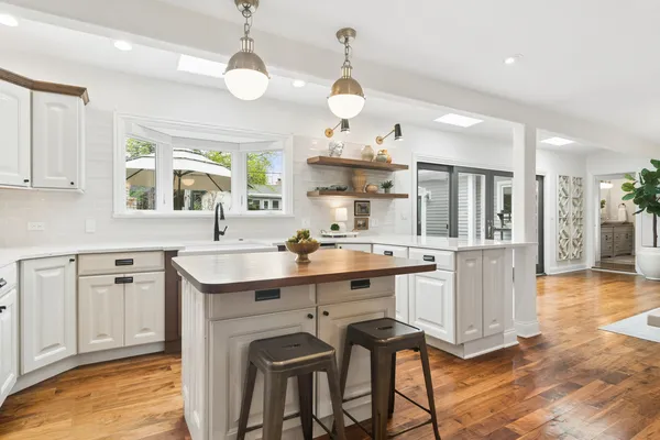 $675,000 | 419 East Drury Lane, Barrington, IL 60010