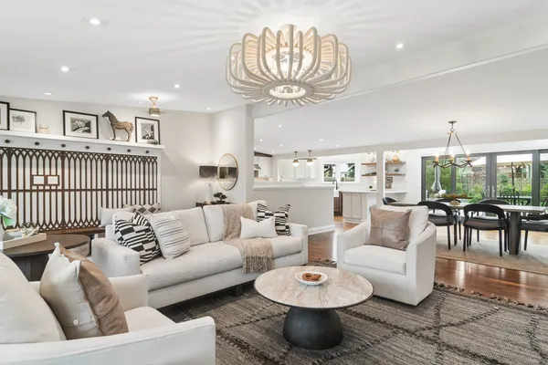 $675,000 | 419 East Drury Lane, Barrington, IL 60010