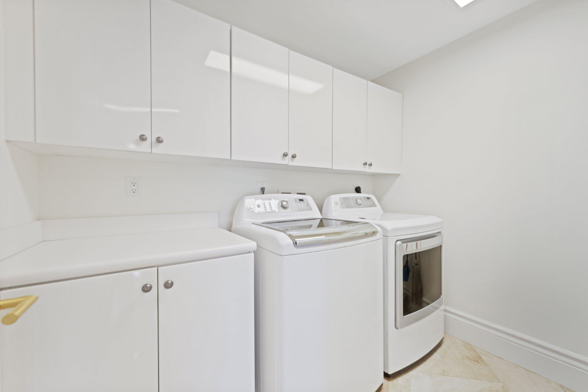 200 East Palmetto Park Road, Unit 811 Boca Raton, FL 33432 - Photo 18 of 44 a utility room with dryer and washer