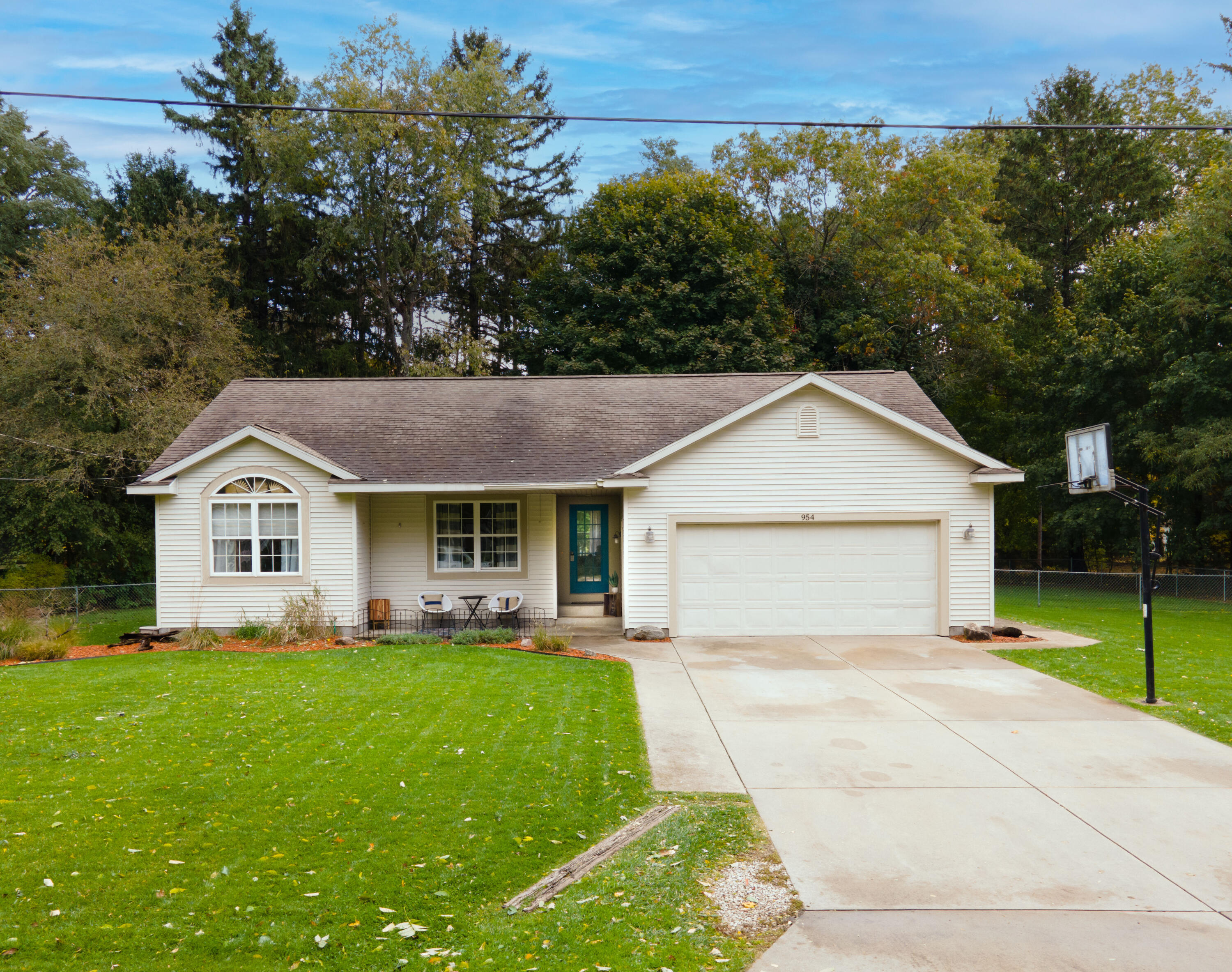 954 Andree Road Muskegon, MI 49445 - Photo 1 of 34 2. Front Center
