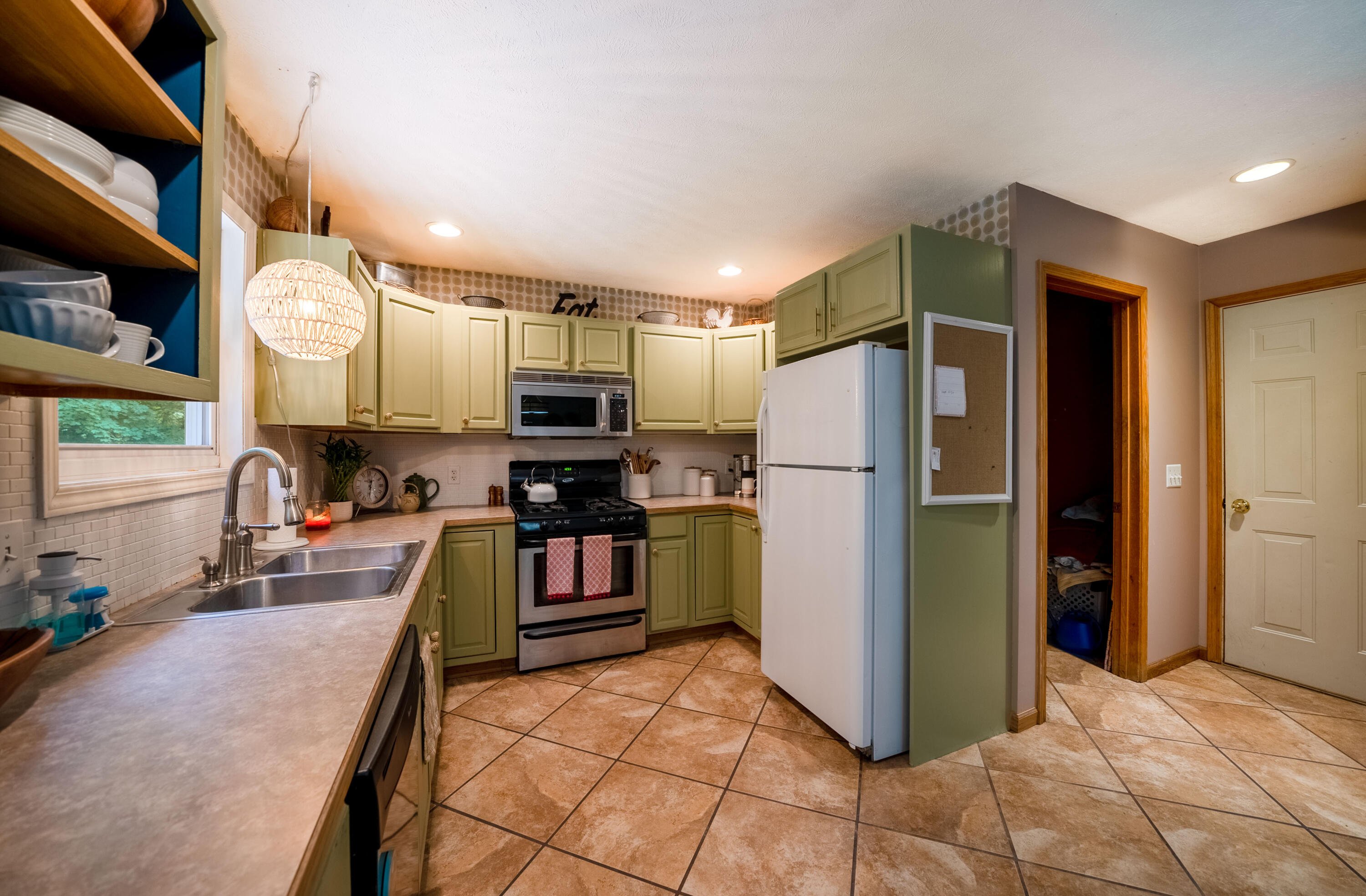 954 Andree Road Muskegon, MI 49445 - Photo 17 of 34 18. Kitchen 3