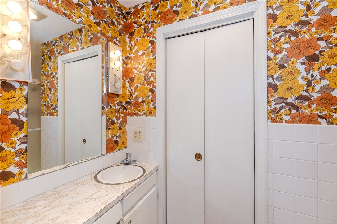 14 Meadow View Drive Smithfield, RI 02917 - Photo 17 of 39 Primary bath