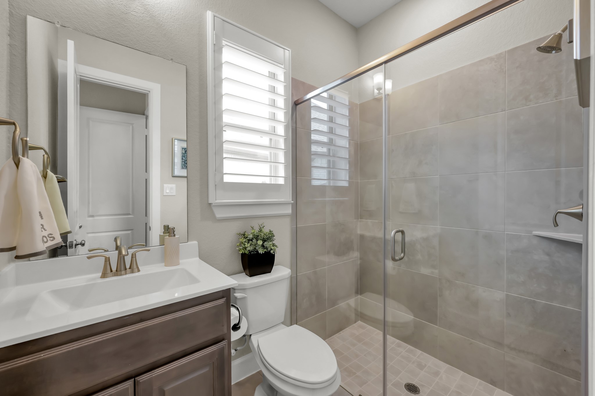 334 Torrey Bloom Loop Conroe, TX 77304 - Photo 30 of 47 Well-appointed secondary bath with walk-in glass shower, neutral tile, and stylish finishes.