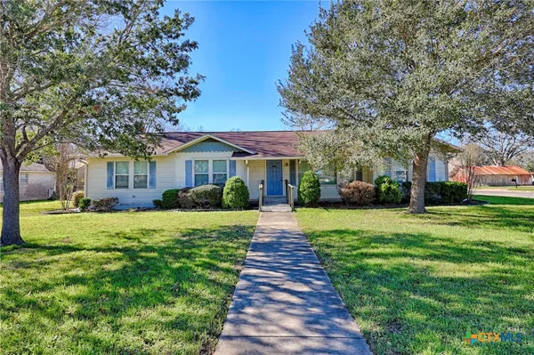 $325,000 | 122 Avenue East, Shiner, TX 77984