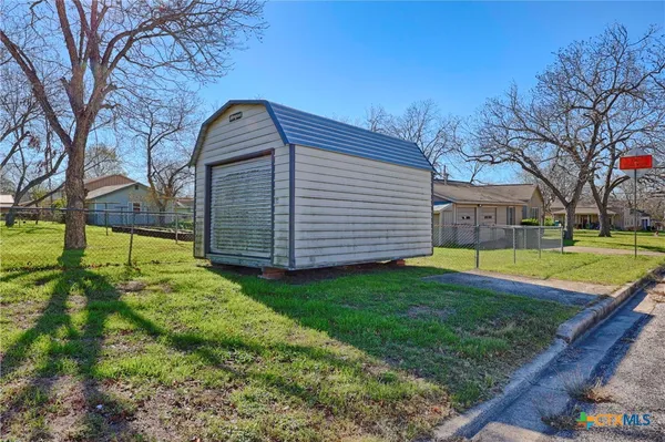 $325,000 | 122 Avenue East, Shiner, TX 77984