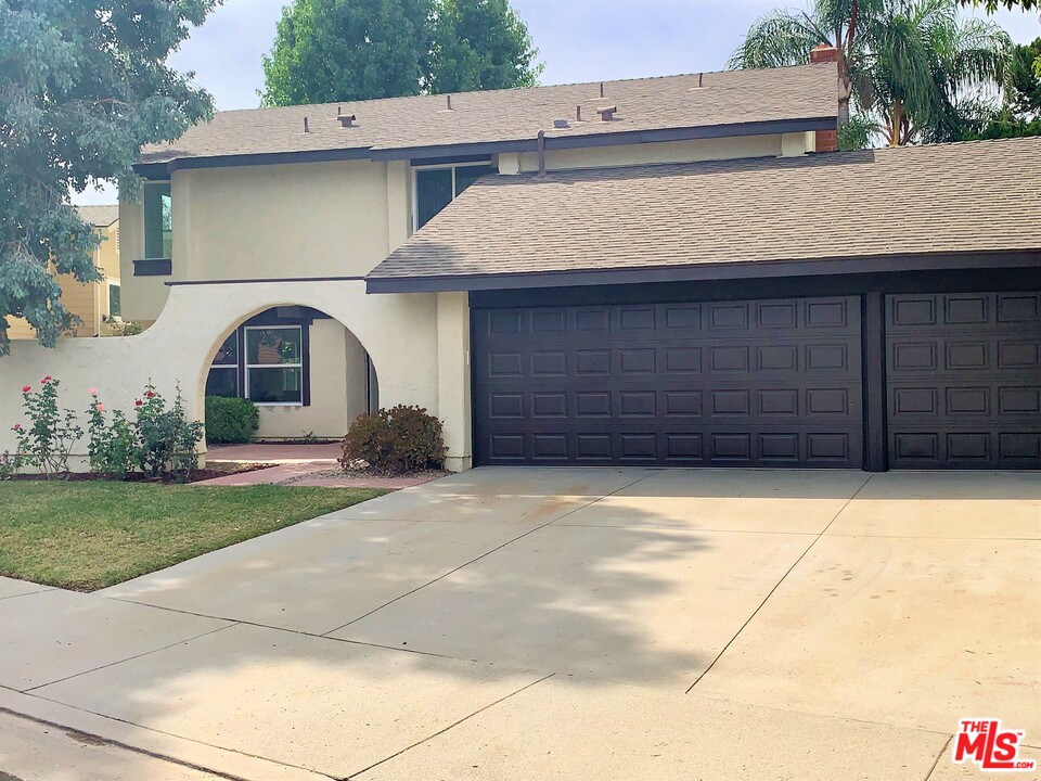 25661 Yucca Valley Road Valencia, CA 91355 - Photo 2 of 33 Gallery Image 2